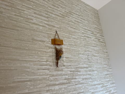 壁に付けられたフックにドライフラワーの装飾が掛けられている