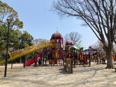 滑り台を備えた子ども用の大型遊具