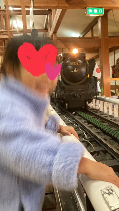 機関車とそれを見てはしゃいでいる子ども