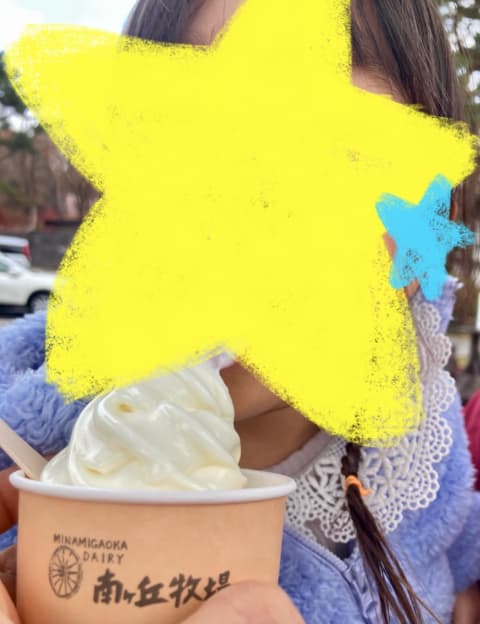子どもがアイスクリームを食べている