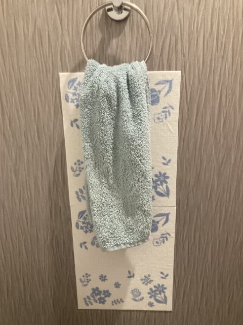 シートが貼られた壁にタオルがかかっている