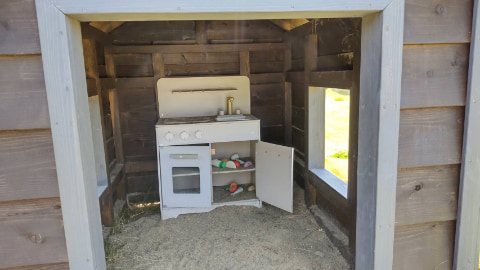 小屋の中におままごとセットが設置されている