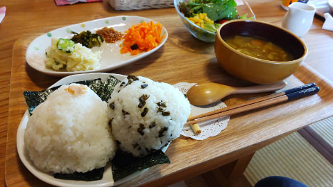 おにぎりをメインにした定食がテーブルに置かれている