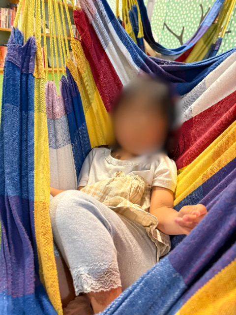 女の子がハンモックに揺られている