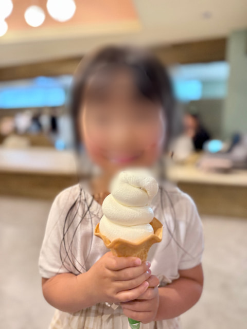 女の子がソフトクリームを食べている