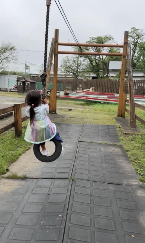 子どもがターザンロープの遊具で遊んでいる
