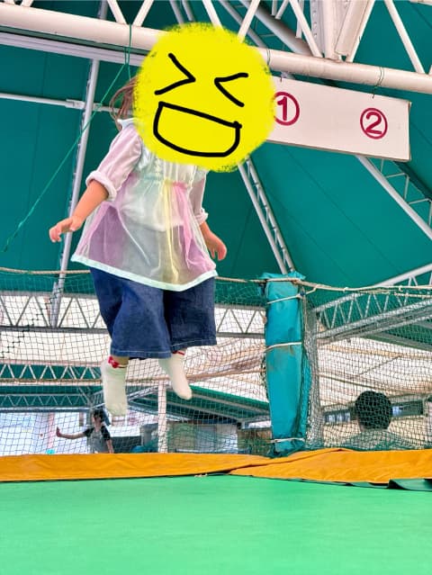 子どもがトランポリンで飛び跳ねている