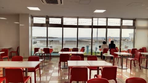 テーブルとイスがいくつか置かれたフードコード