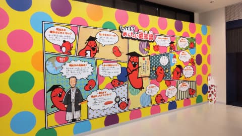めんたいこのキャラクターがカラフルに壁に描かれている