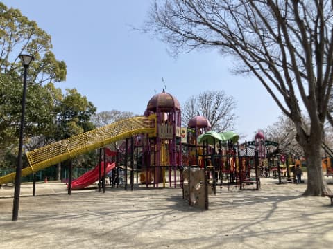 滑り台を備えた子ども用の大型遊具