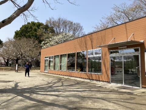 公園内にある茶色い建物