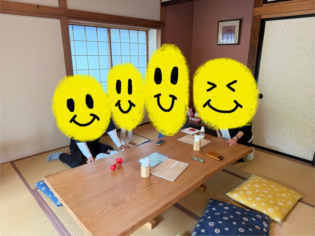和室の部屋の中に大きなテーブルと座布団が置かれている