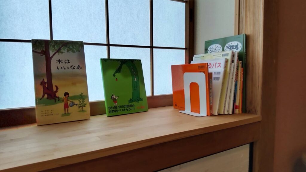 窓際に複数の絵本が立てかけておいてある