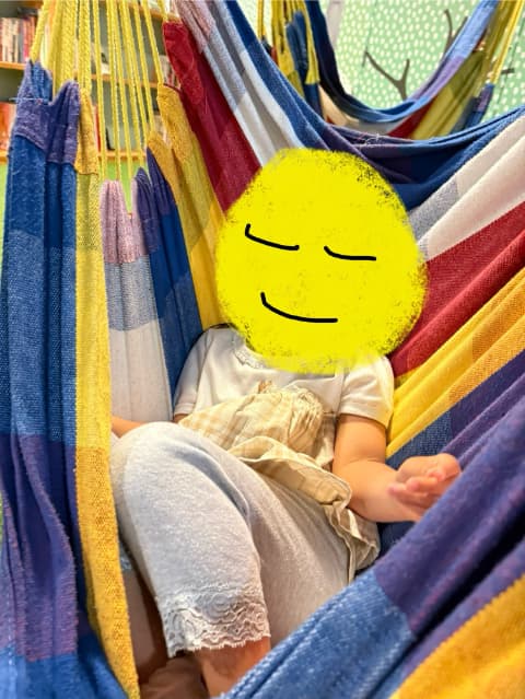 女の子がハンモックに揺られている