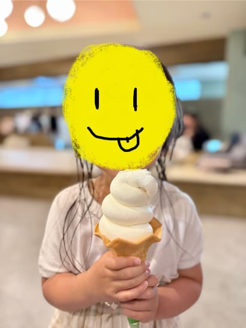 女の子がソフトクリームを食べている