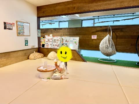 女の子が横を向いてソフトクリームを食べている