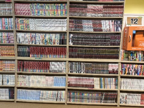 本棚に漫画が並んでいる