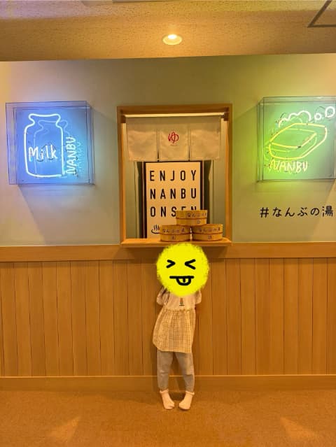 女の子が立っている