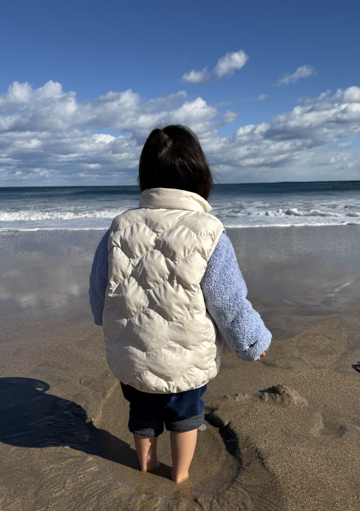 浜辺に子どもが立っている