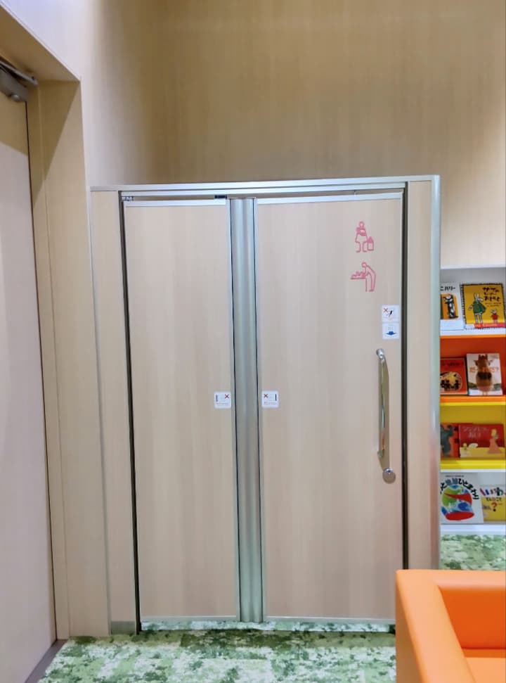 扉のついている箱型の個室