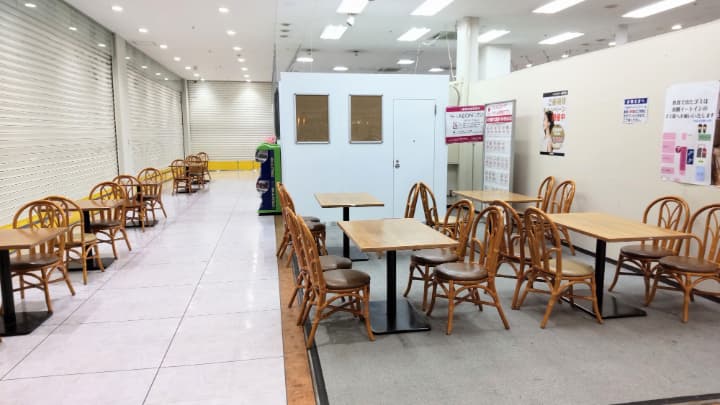 椅子とテーブルがいくつか置かれている