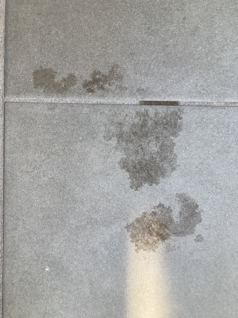 汚れが付着しているタイル