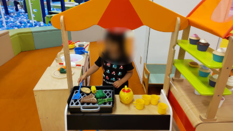 子どもがお店屋さんごっこをしている
