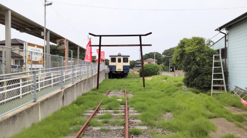 鳥居の後ろに鉄道車両が置いてある