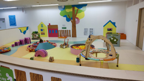 幼児用の遊具やおもちゃが多く設置されたスペースが広がっている