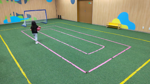 人工芝が張られたボール遊び場