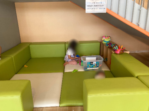 子どもがクッションの上に座っている