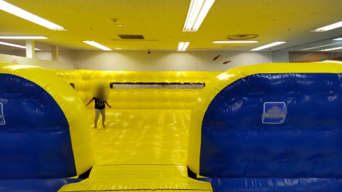 エアートランポリンの中で子供が遊んでいる