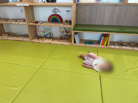 マットの上に赤ちゃんが寝ている