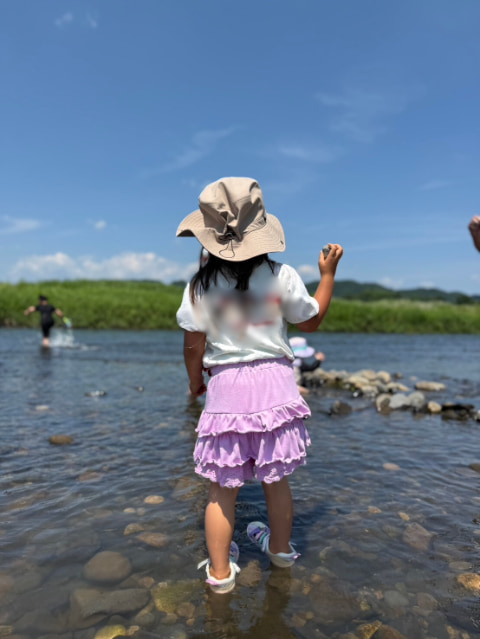 女の子が川の浅瀬に立っている