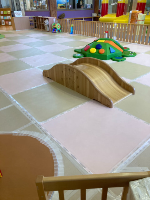 クッションマットの上に幼児用の遊具が設置されている