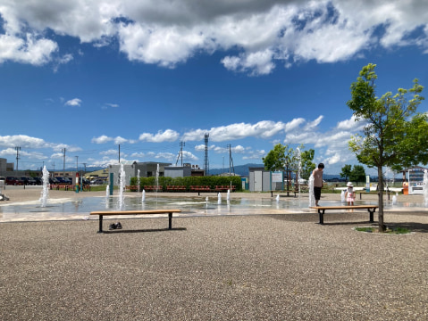 噴水が湧き出る水遊び場が広がっている