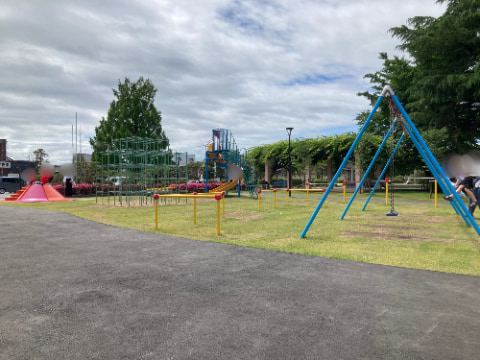 公園に遊具が設置されている