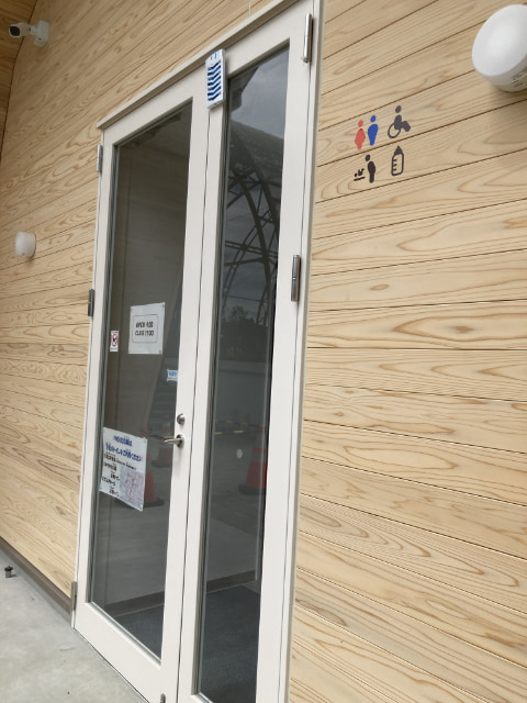 お手洗いの入り口が設置されている