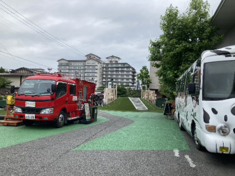 バスと消防車が駐車されている