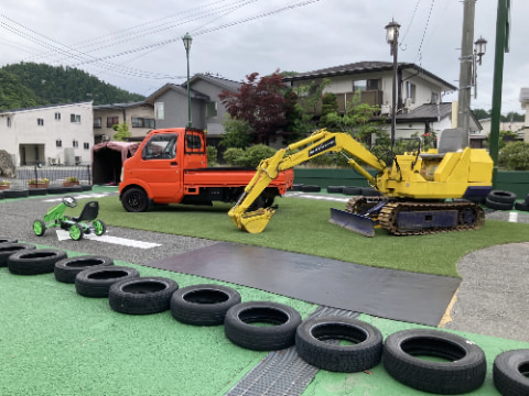 トラックとショベルカーが駐車されている
