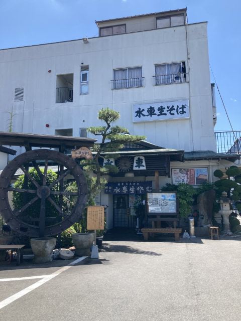 水車生そばという店の入り口