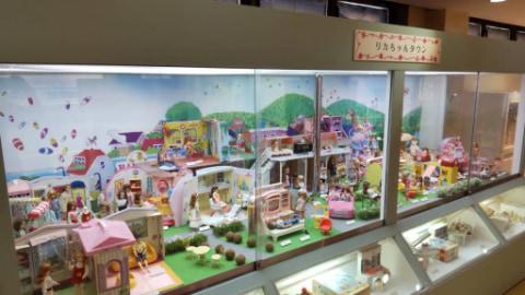 人形のおもちゃが展示されている