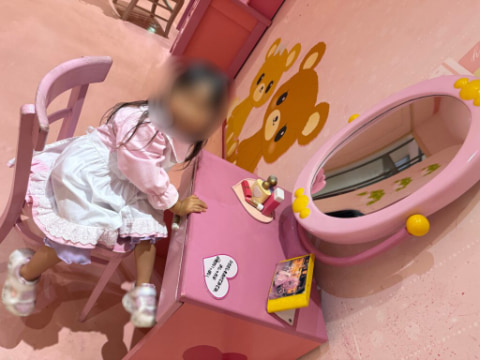 女の子が化粧机に座っている