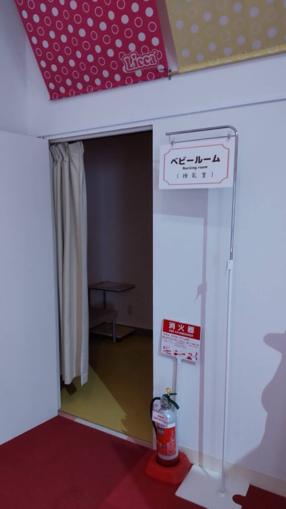 ベビールームの入り口が設置されている