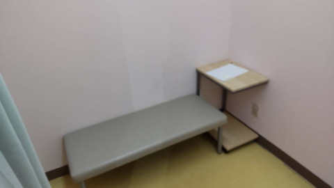 横長のイスが設置されている