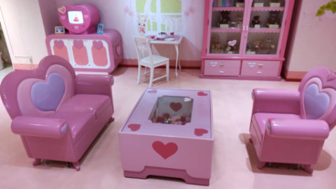 ピンク色のイスとテーブルが設置されている