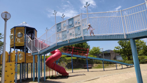 女の子が遊具の上で歩いている