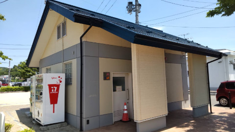 黒い屋根のお手洗いが建っている