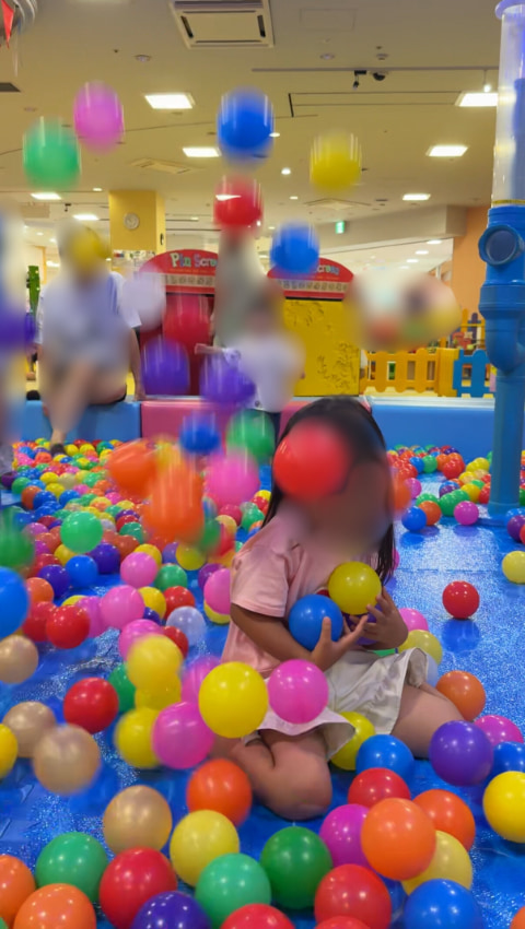 ボールプールで子供の上にボールが複数落ちてきている