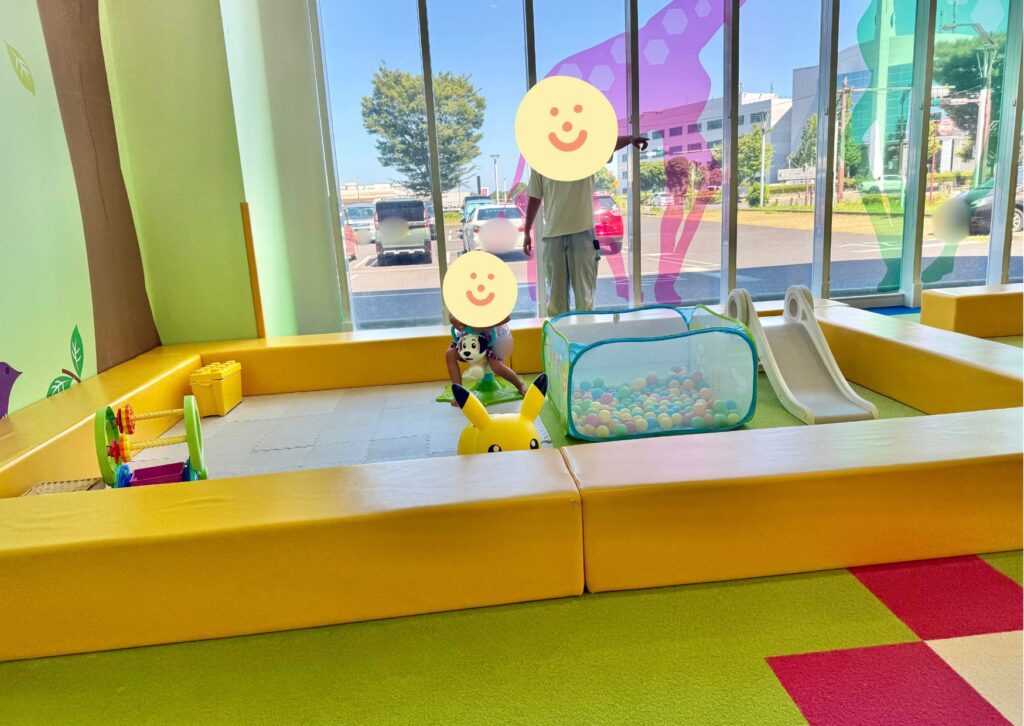 小さな滑り台などが設置された小さい子ども向けの室内の遊び場